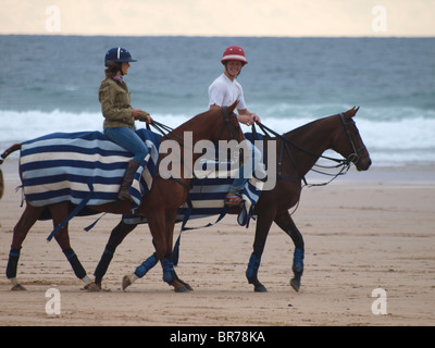 L'exercice de poneys de polo sur la plage, baie de Watergate, Newquay, Cornwall, UK Banque D'Images