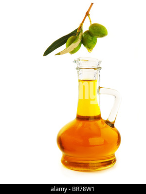 L'huile d'olive avec drop isolated on white Banque D'Images