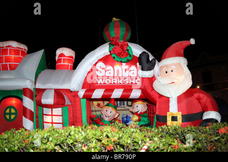 Père Noël gonflable en dehors de son atelier à Parque Union , Chitre , Péninsule Azuero , Panama Banque D'Images