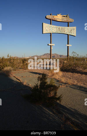 Restaurant sign abandonné la vieille Route 66 Californie Banque D'Images