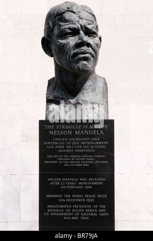 Un buste de Nelson Mandela par Iain Walters à l'extérieur du Royal Festival Hall sur la rive sud, Londres Banque D'Images