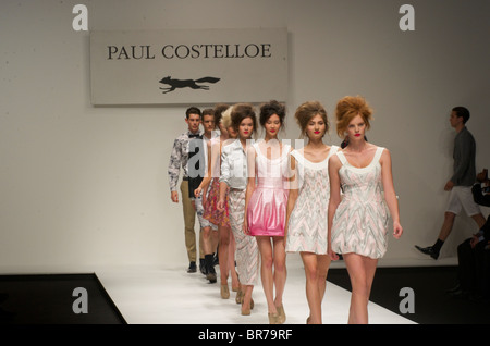 Un modèle marche le long de la piste à la Paul Costelloe Collection Printemps/été 2011, au cours de la London Fashion show Spring/Summer Banque D'Images