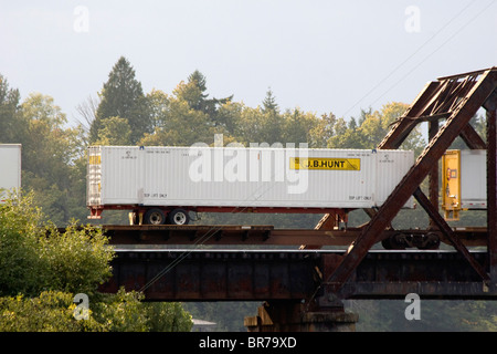 J B Hunt conteneur sur le train de BNSF traverse le pont de levage à Ballard Locks Seattle WA USA Banque D'Images