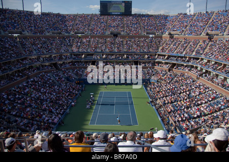 Novak Djokovic (SRB) en concurrence contre Roger Federer (SUI) chez les hommes en demi-finale à l'Arthur Ashe Stadium 2010 US Ope Banque D'Images