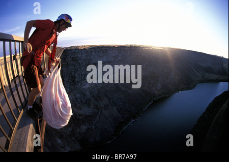 Un détient son parachute alors qu'il s'apprête à sauter d'un pont dans la région de Twin Falls Idaho (objectif grand angle). Banque D'Images