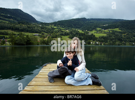 Frère et soeur on a pier Banque D'Images