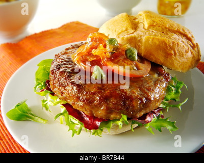 Hamburgers dans un petit pain de pain avec de la salade et garnir Banque D'Images