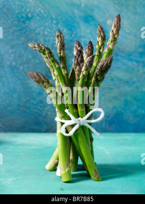 bouquet d'asperges coupées fraîches. Banque D'Images