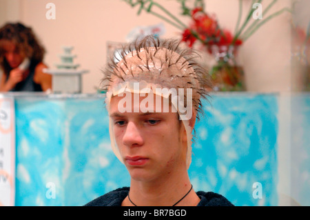 Street View a mis ses cheveux dans un salon de beauté. Banque D'Images