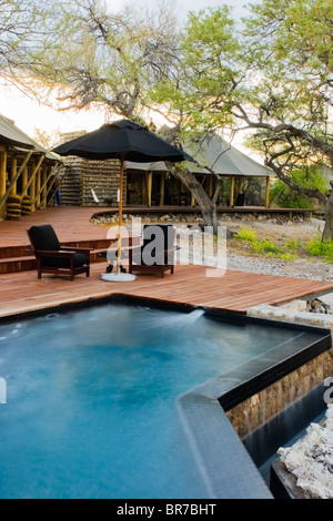 Piscine à débordement à Onguma Tented Camp Onguma sur la réserve naturelle privée d'Etosha - Namutoni Gate la Namibie. Banque D'Images