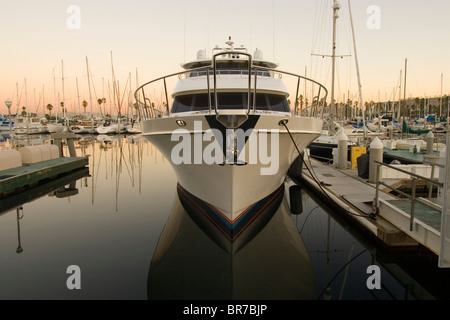 Un grand navire de plaisance à quai dans une marina à l'aube de Redondo Beach en Californie. Banque D'Images