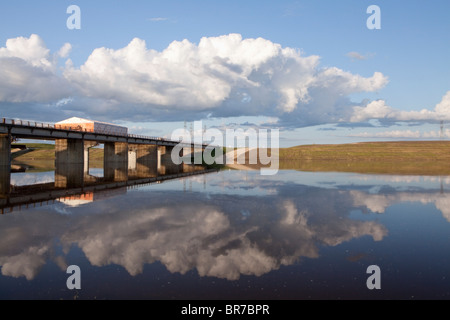 Un pont sur la rivière Rouge avec les nuages reflètent dans la rivière ; Winnipeg, Manitoba, Canada Banque D'Images