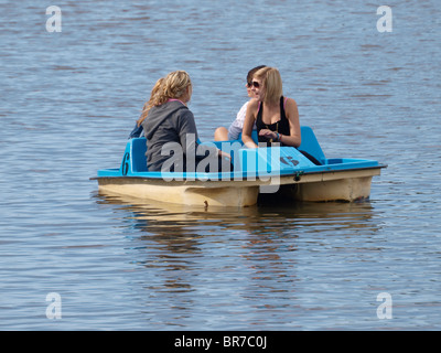 Quatre jeunes filles s'amusant sur un bateau à aubes, Bude, Cornwall, UK Banque D'Images