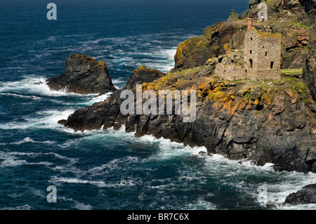 Les mines de la Couronne à Botallack, sur la côte de Cornouailles en Angleterre, Royaume-Uni Banque D'Images