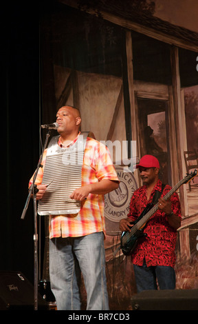 Louisiane, Eunice, Liberty Theater construit 1927, Saturday Night Live, émission de radio de musique Zydeco band membre pour jouer frottoir Banque D'Images