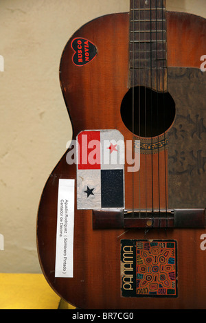 Guitare acoustique avec pavillon panaméen dans Chitre , Musée Herrera Herrera , Province , Panama Banque D'Images