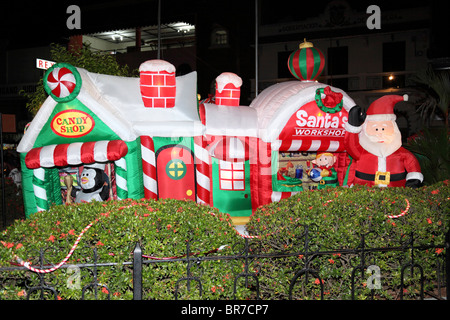 Père Noël gonflable en dehors de son atelier à Parque Union , Chitre , Péninsule Azuero , Panama Banque D'Images