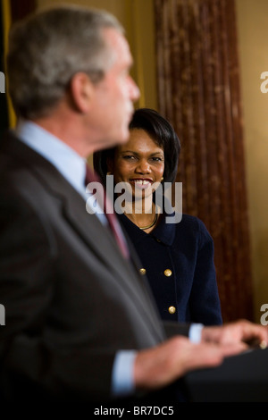 Secrétaire d'État Condoleezza Rice regarde le président Bush parle Banque D'Images