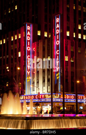 Fontaine à eau avec le Radio City Music Hall au-delà, la ville de New York USA Banque D'Images