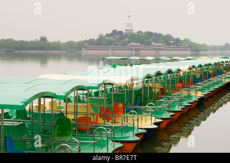 Des bateaux sur un lac dans le parc Beihai Beijing Banque D'Images