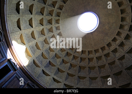 Le soleil illumine l'intérieur du plafond par le trou en haut du Panthéon de Rome, Italie Banque D'Images