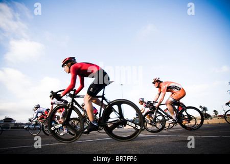 Prise de vue au grand angle faible de cycliste à Del Mar, CA. Banque D'Images