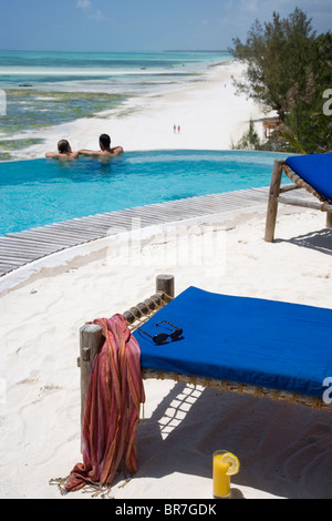 Deux personnes dans une piscine à Zanzibar. Banque D'Images