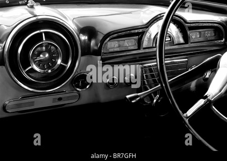 Vue de l'intérieur d'une vieille voiture d'époque en noir et blanc Banque D'Images