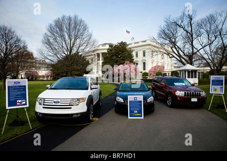 Le président Bush et les trois grands constructeurs automobiles de prendre part à une séance de photos avec des véhicules à carburant de remplacement à la Maison Blanche Banque D'Images