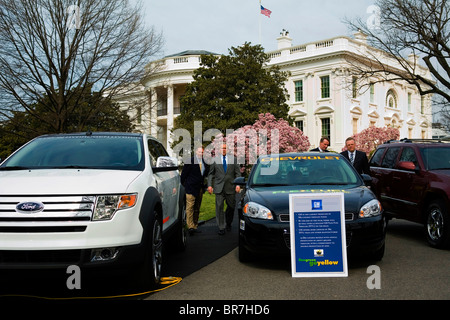 Le président Bush et les trois grands constructeurs automobiles de prendre part à une séance de photos avec des véhicules à carburant de remplacement à la Maison Blanche Banque D'Images