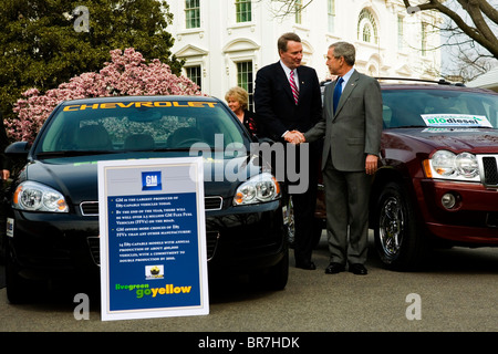 Le président Bush et les trois grands constructeurs automobiles de prendre part à une séance de photos avec des véhicules à carburant de remplacement à la Maison Blanche Banque D'Images