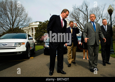 Le président Bush et les trois grands constructeurs automobiles de prendre part à une séance de photos avec des véhicules à carburant de remplacement à la Maison Blanche Banque D'Images