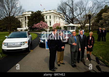 Le président Bush et les trois grands constructeurs automobiles de prendre part à une séance de photos avec des véhicules à carburant de remplacement à la Maison Blanche Banque D'Images