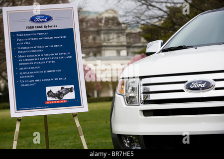 Le président Bush et les trois grands constructeurs automobiles de prendre part à une séance de photos avec des véhicules à carburant de remplacement à la Maison Blanche Banque D'Images