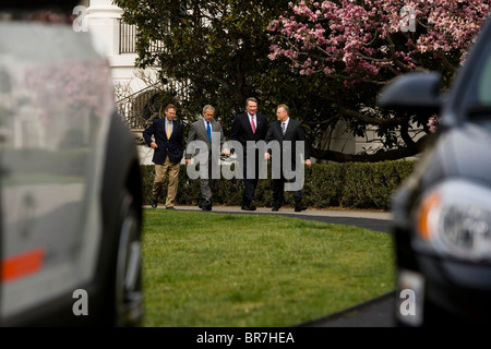 Le président Bush et les trois grands constructeurs automobiles de prendre part à une séance de photos avec des véhicules à carburant de remplacement à la Maison Blanche Banque D'Images