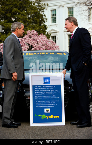 Le président Bush et les trois grands constructeurs automobiles de prendre part à une séance de photos avec des véhicules à carburant de remplacement à la Maison Blanche Banque D'Images