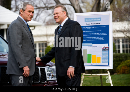 Le président Bush et les trois grands constructeurs automobiles de prendre part à une séance de photos avec des véhicules à carburant de remplacement à la Maison Blanche Banque D'Images