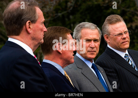 Le président Bush et les trois grands constructeurs automobiles de prendre part à une séance de photos avec des véhicules à carburant de remplacement à la Maison Blanche Banque D'Images