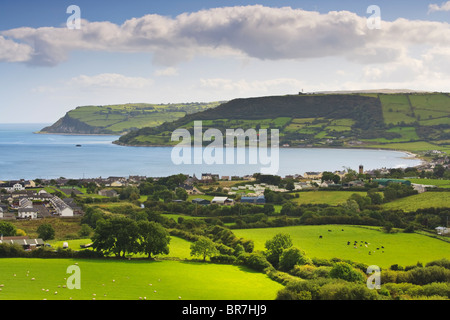 Le village de Carnlough et l'est le comté d'Antrim Coast vu d'un point de vue près de recoins Falls, l'Irlande du Nord Banque D'Images