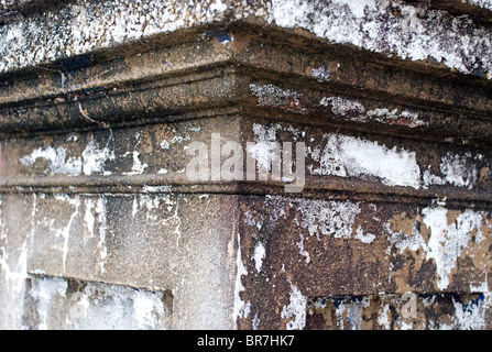 Gros plan de l'angle d'une vieille usés corrodés par pilier en béton Banque D'Images