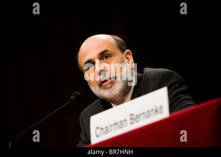 Ben Bernanke témoigne sur la colline du Capitole de l'état de l'économie américaine Banque D'Images