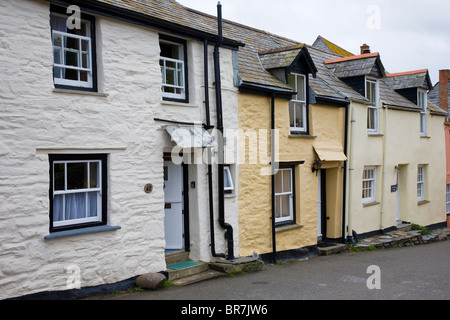 Rangée de pierre blanchis à la chaux peint traditionnels cottages de pêcheurs de Port Isaac, Cornwall, UK Banque D'Images