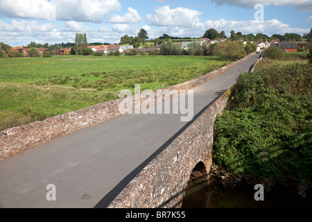 Pont médiéval traversant la vallée à Clyst Clyst St Mary, Devon Banque D'Images