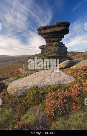 Le 'Sel' Cave une pierre meulière de forme bizarre rock formation sur le bord de la Derwent dans le Derbyshire Peak District UK Banque D'Images