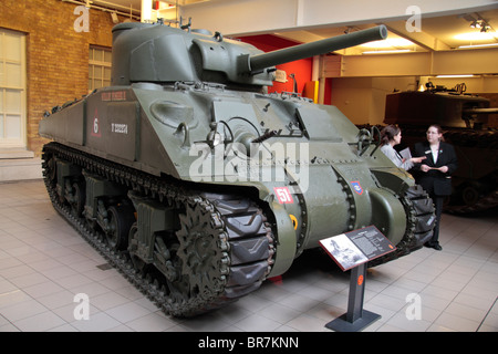 Un M4A4 Sherman V réservoir sur l'affichage à l'Imperial War Museum, Londres, Royaume-Uni. Banque D'Images