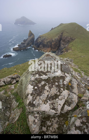 Vue de croupions Point sur la péninsule de croupions avec la brume et le brouillard roulant dans l'Atlantique à Polzeath North Cornwall UK Banque D'Images