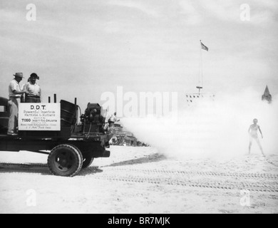 Vaporiser du DDT sur les plages de Long Island, New York, en 1945 Banque D'Images