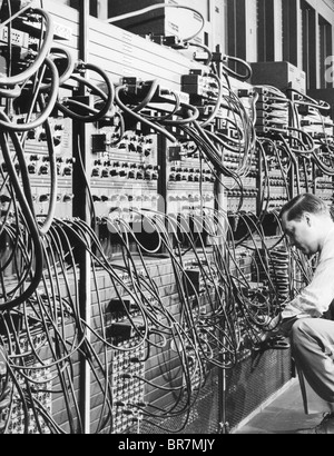 Ordinateur ENIAC Glen Beck travaillant à l'ordinateur en 1946, à l'US Army Research Laboratory balistiques dans le Maryland. Photo de l'Armée américaine Banque D'Images