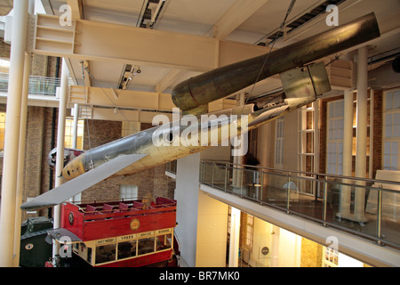 Un V1 allemand World War II flying bomb suspendues au-dessus de visiteurs à l'Imperial War Museum, Londres, Royaume-Uni. Banque D'Images