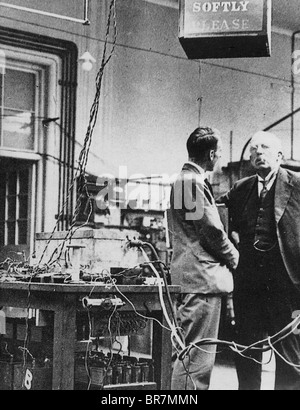 ERNEST Rutherford (1871-1937) British-New Nouvelle-zélande physicien à droite dans le laboratoire Cavendish de l'Université de Cambridge Banque D'Images